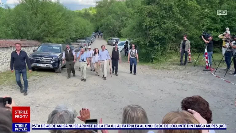 Regele Charles s-a întreținut cu zeci de turiști la Valea Zălanului. Și-a petrecut întreaga duminică în natură