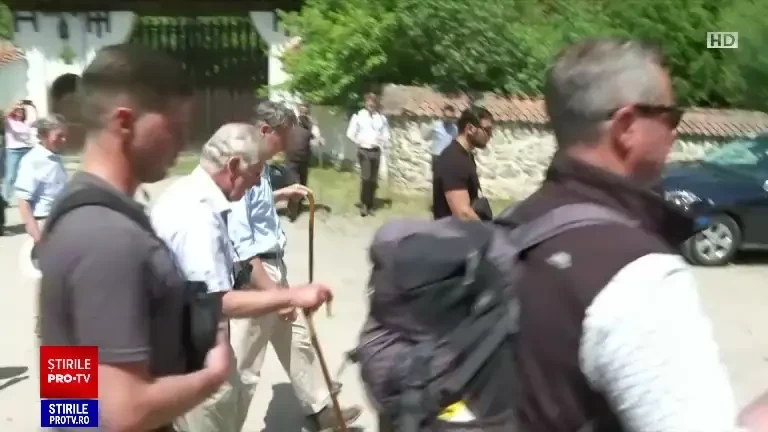 Reacția Regelui Charles când un turist din Oradea l-a sărutat pe obraji și l-a îmbrățișat