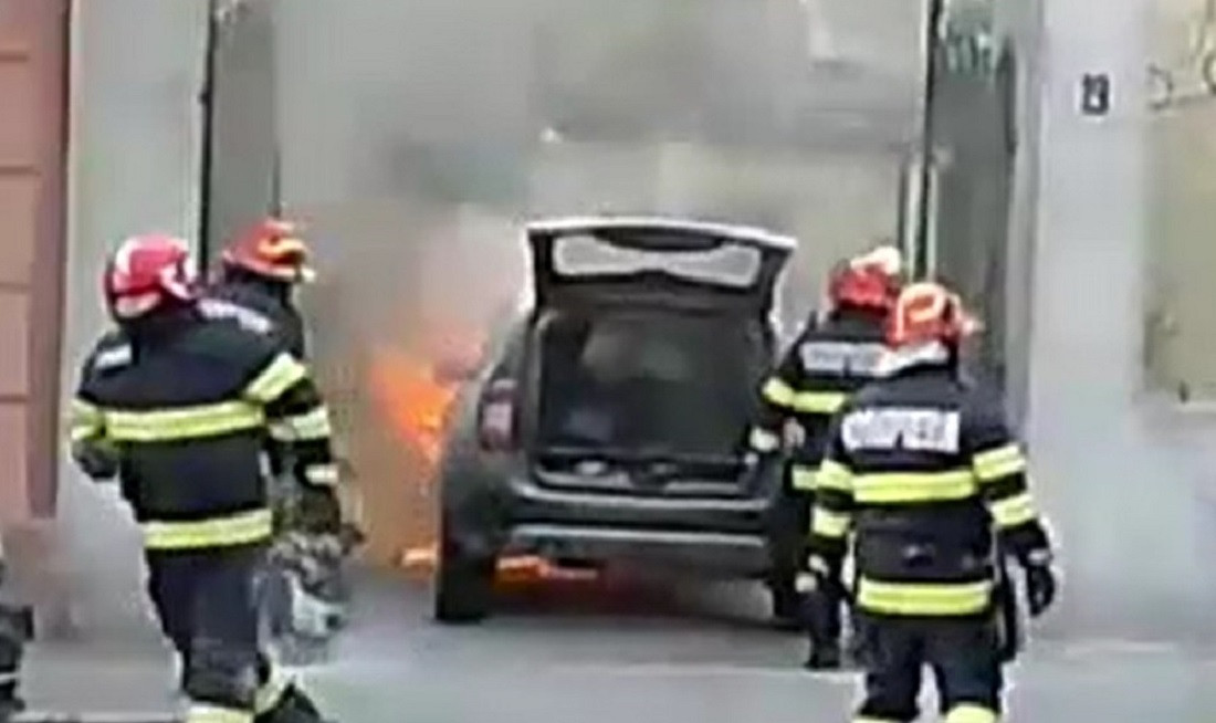 O mașină a luat foc într-o curte din centrul Brașovului. Cauza incendiului