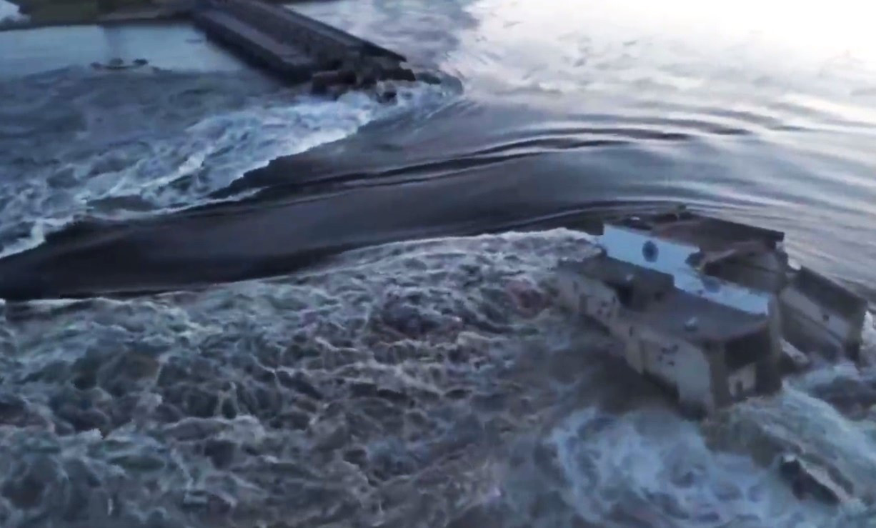 Barajul din Ucraina care alimentează cu apă Crimeea și centrala nucleară Zaporojie a fost bombardat. Regiunea este inundată