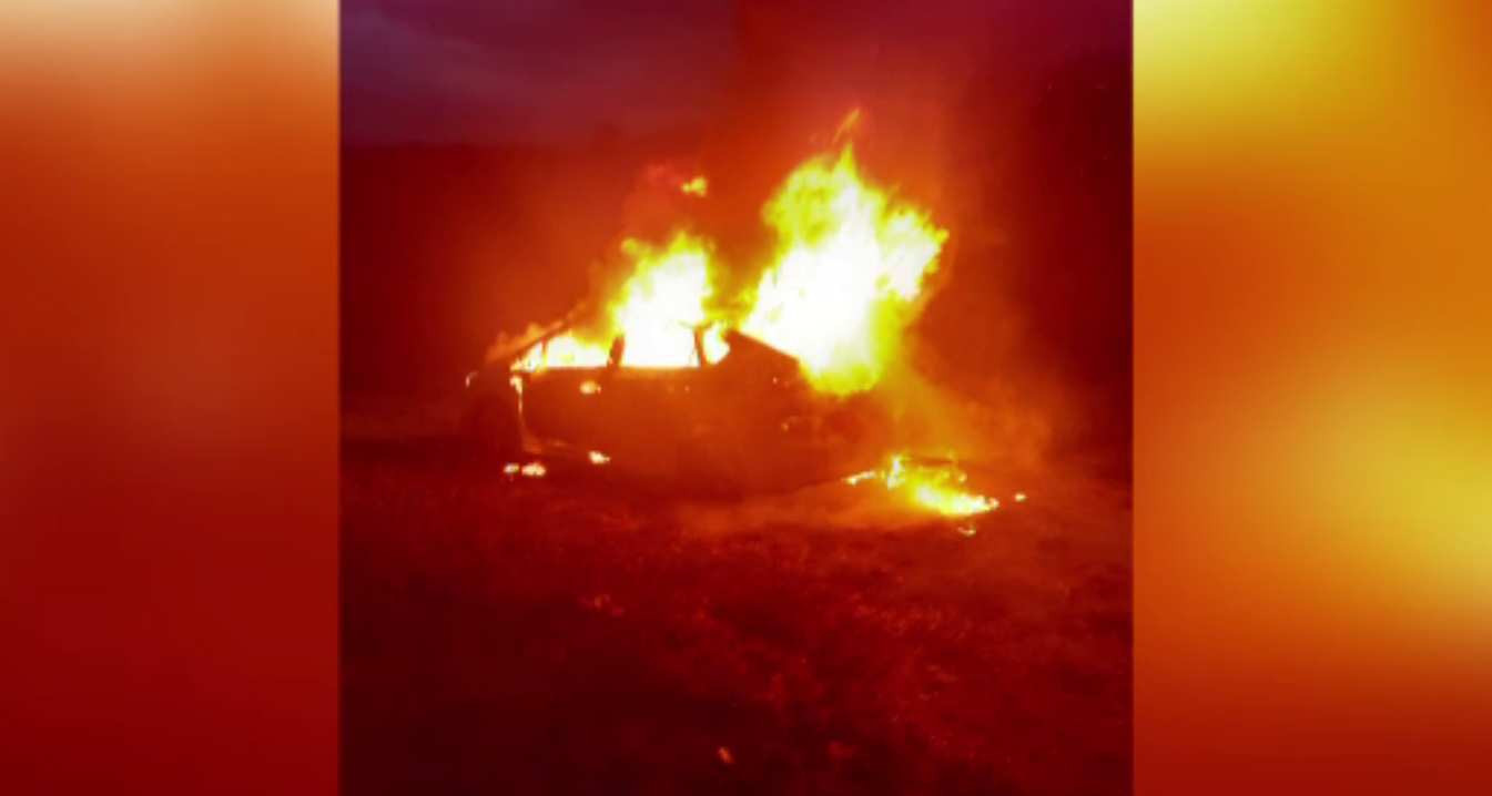 Descoperirea șocantă făcută de pompieri într-o mașină carbonizată, lângă Cluj. Criminaliștii au verificat rămășițele