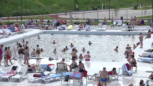 Românii au stat la coadă pentru a prinde un loc de răsfăț la băile de la Ocna Mureș. ”Așa multă lume nu a mai fost până acum”