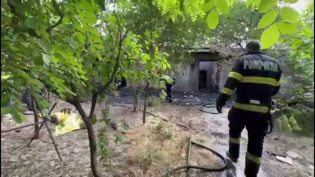 Un tânăr a murit carbonizat după ce tatăl său, cu probleme psihice, a dat foc la casă. Voia să moară împreună cu fiul lui
