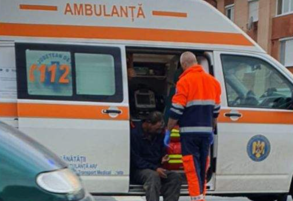 Un bărbat din Arad, în stare de ebrietate, a sărit în fața unei ambulanțe. Totul s-a întâmplat pe trecerea de pietoni