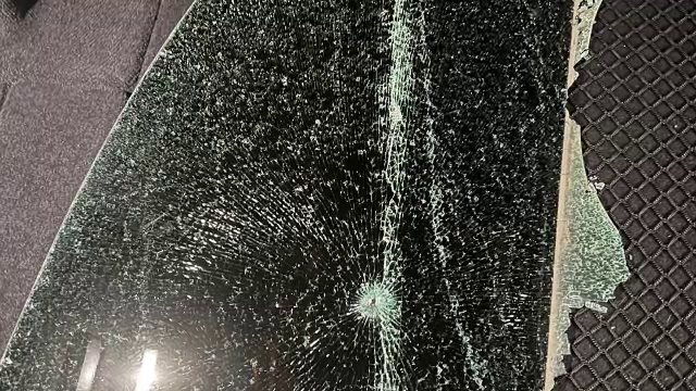 „Am auzit o bubuitură tare”. Focuri de armă în Baia Mare. Doi tineri, la un pas de moarte în timp ce erau în mașină