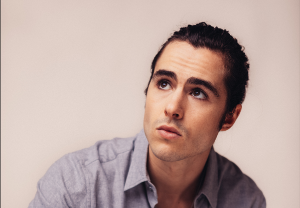 (P) Ben Schnetzer a semnat pentru rolul dirijorului Sergiu Celibidache în „Cravata galbenă”, în locul lui Rupert Frien