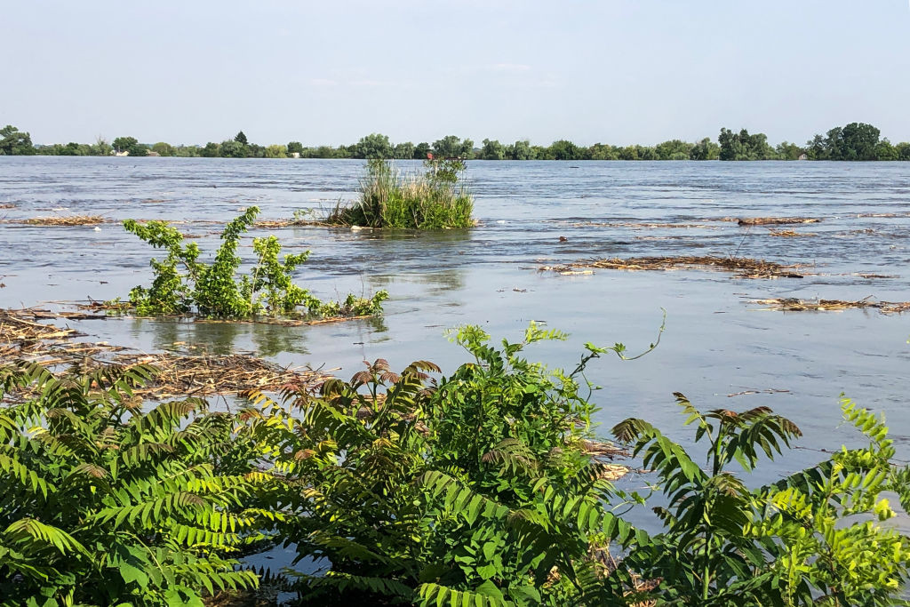 Mii de ucraineni din Herson fug din calea apelor, după distrugerea barajului Kahovka | GALERIE FOTO