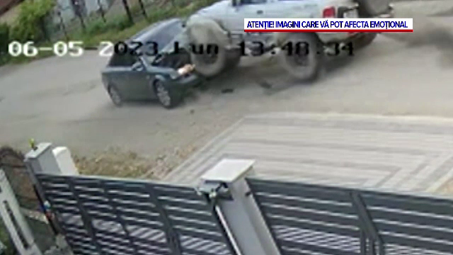Momentul în care bărbatul din Maramureș intră intenționat cu maşina în autoturismul în care se aflau soţia şi fiica sa