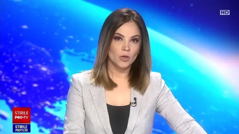 Momentul în care un bărbat din Galați dă foc unei mașini și fuge. Individul este căutat de poliție