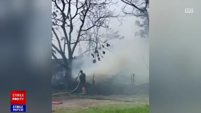 Doi soţi din Neamţ au rămas fără casă în urma unui incendiu. Greșeala făcută de proprietar. „Munca de 52 de ani se vede”