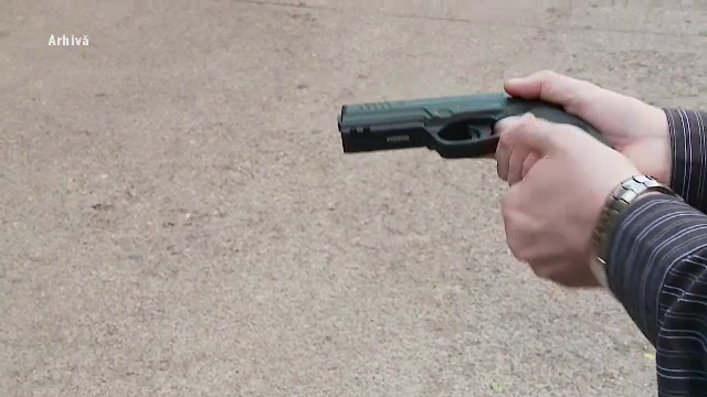 O adolescentă de 14 ani a fost împușcată în față, într-un parc din Râmnicu Sărat. Suspectul, în vârstă de 18 ani, căutat