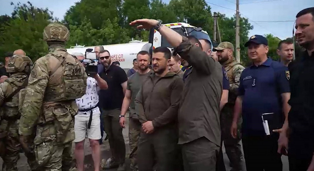 Zelenski, vizită în regiunea inundată Herson, după distrugerea barajului Nova Kahovka. Bilanțul dezastrului