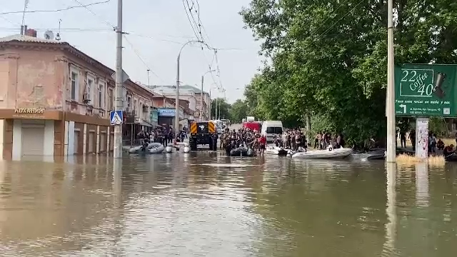 Dezastru în Ucraina după explozia barajului de pe Nipru. Kievul acuză că rușii au deschis focul asupra refugiaților