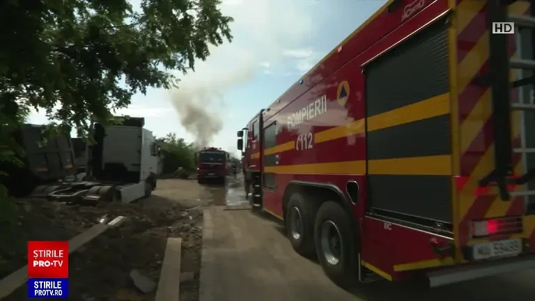 Incendiu de proporții în sudul Capitalei. Intervin 12 autospeciale de stingere. O persoană a suferit un atac de panică | FOTO