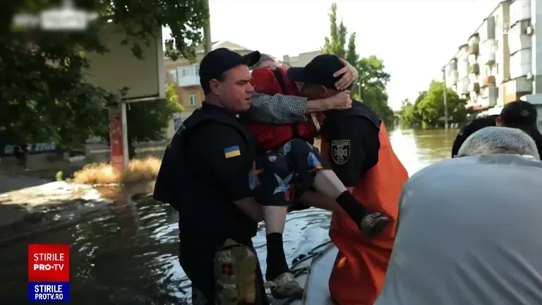 Zelenski, vizită în regiunea inundată Herson după distrugerea barajului Nova Kahovka. Bilanțul dezastrului