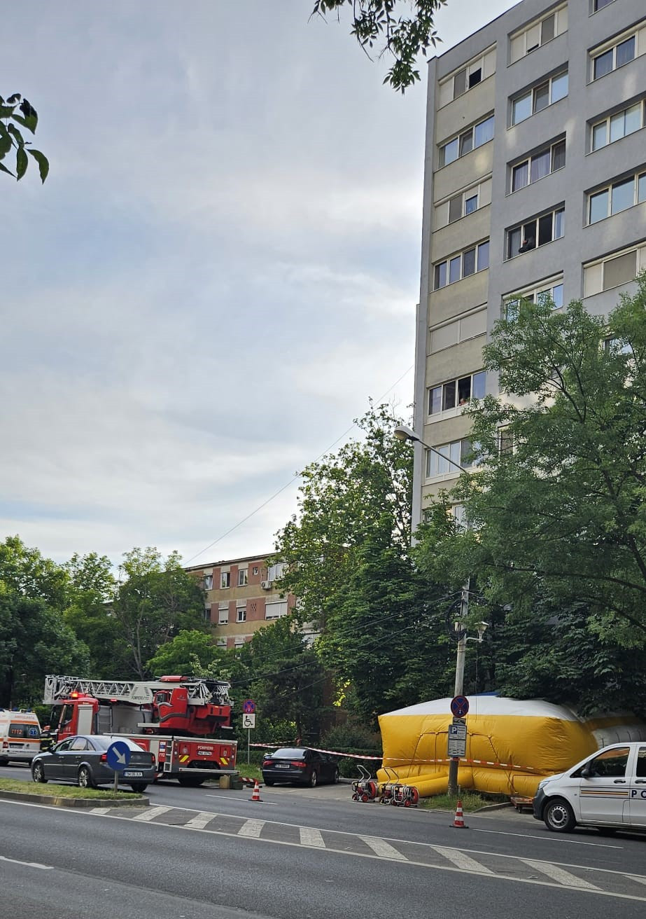 Un militar stă de o zi pe pervazul unui geam de la etajul 7 în Timișoara și amenință că se sinucide