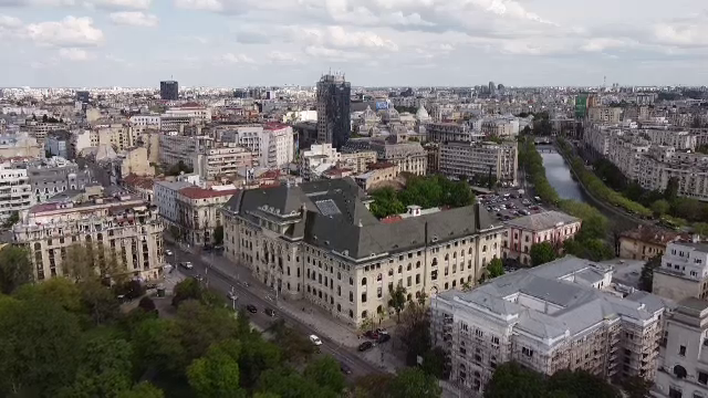 Bucureștiul a rămas cu jumătate din bariera verde de altădată, iar spațiile verzi din oraș sunt insuficiente