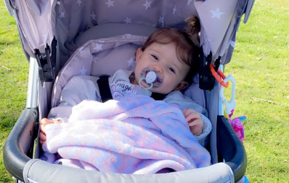 O fetiță de 14 luni a murit după ce s-a sufocat cu curelele unei genți care atârna pe o ușă. Cum a fost posibil