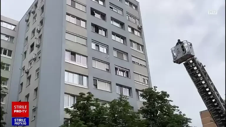 Un militar a stat o zi pe pervazul unui geam de la etajul 7 în Timișoara, amenințând că se va sinucide. Cum a fost salvat