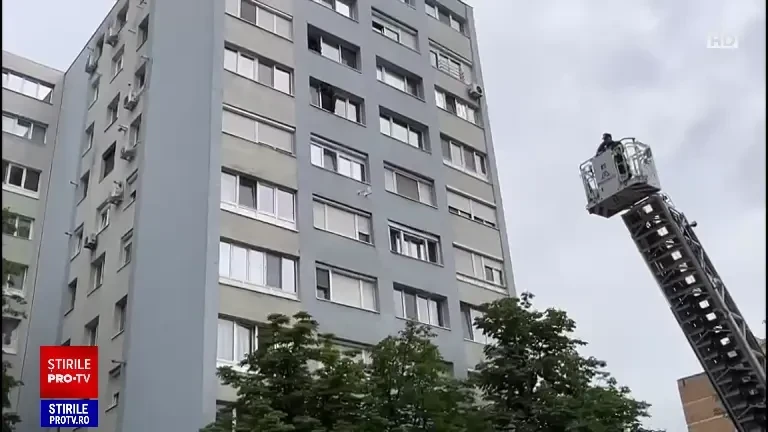 Un militar a stat o zi pe pervazul unui geam de la etajul 7 în Timișoara, amenințând că se va sinucide. Cum a fost salvat