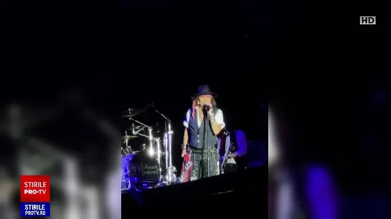 Johnny Depp a cântat la București într-o ie făcută cadou de Viorica de la Clejani. Împlinește 60 de ani
