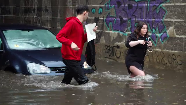 „E dezastru”. Potop după Codul roșu de ploi torențiale, la Timișoara. Străzi și mașini blocate și un spital inundat