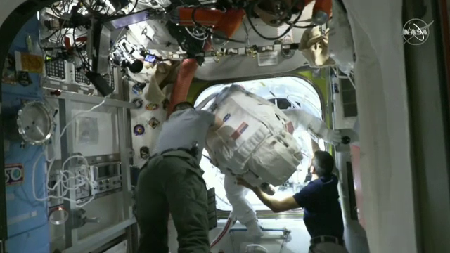 Doi astronauți NASA au ieșit în afara Stației Spațiale Internaționale pentru a instala noi panouri solare