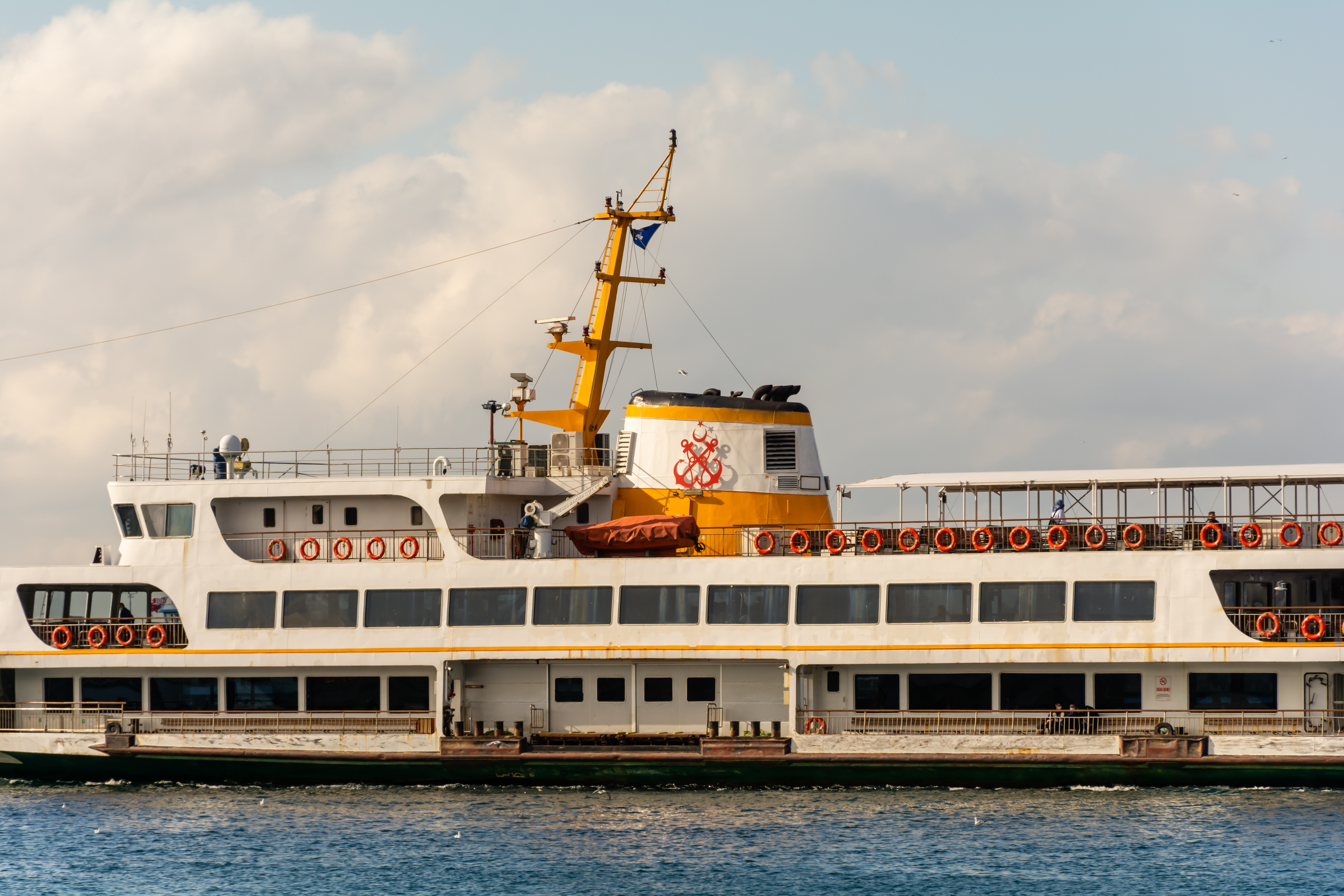 Forțele speciale au luat cu asalt o navă din Mediterană, după ce pasageri clandestini au încercat s-o deturneze cu pumnalele