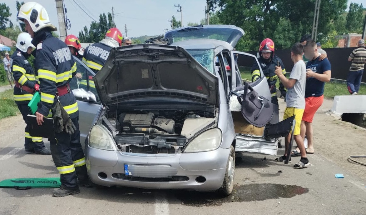 O mamă de 42 de ani a murit într-un accident, în Galați. Fiica de 14 ani era pe bancheta din spate