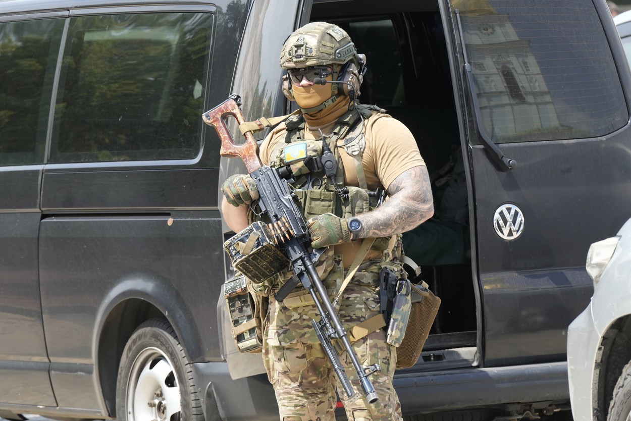 Oficialul care a făcut o vizită surpriză în Kiev și a primit drept cadou o parte dintr-o rachetă