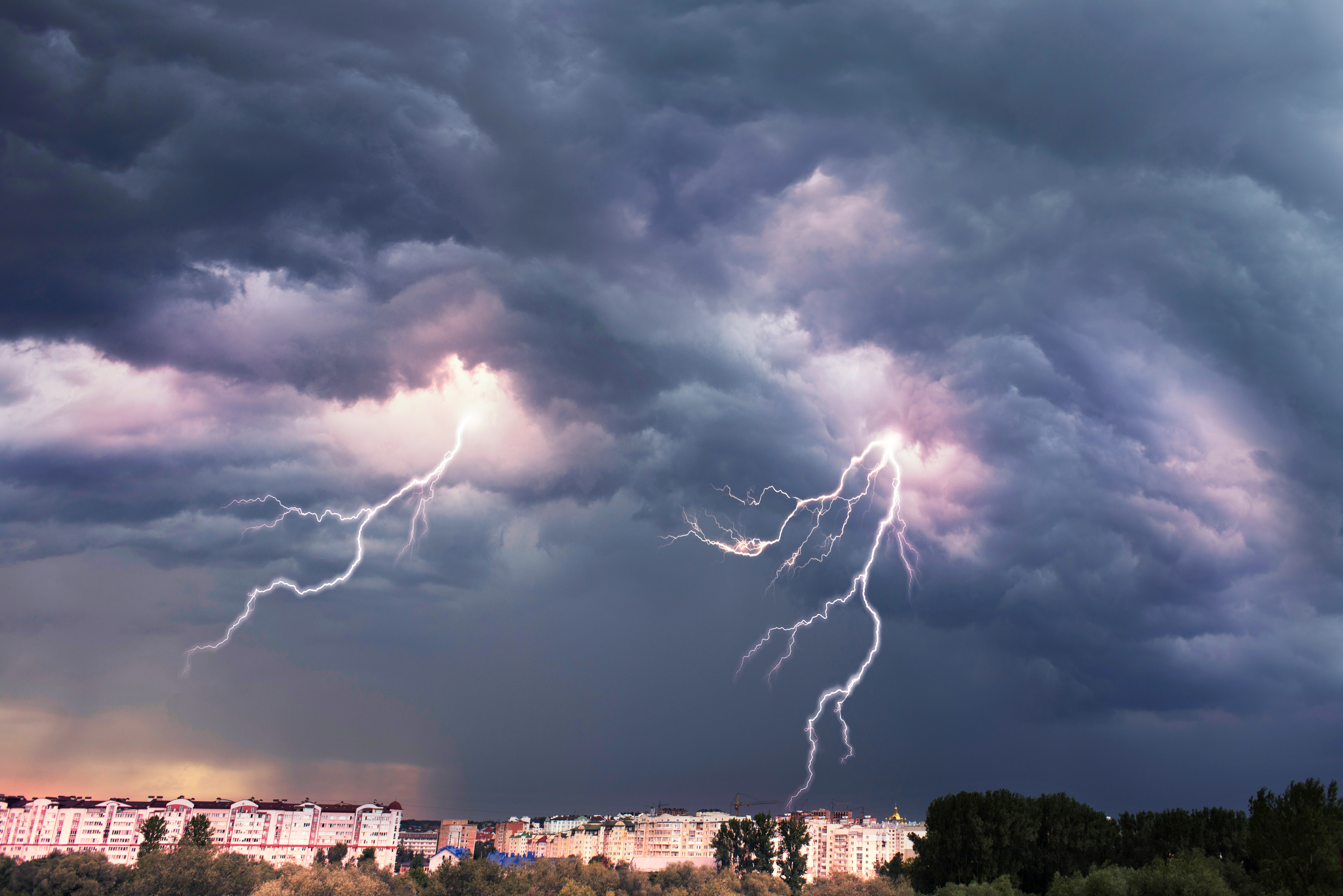 ANM anunță furtuni în jumătate de ţară, inclusiv pe litoral. Cod galben de caniculă în judeţe din sud, sud-est, joi şi vineri