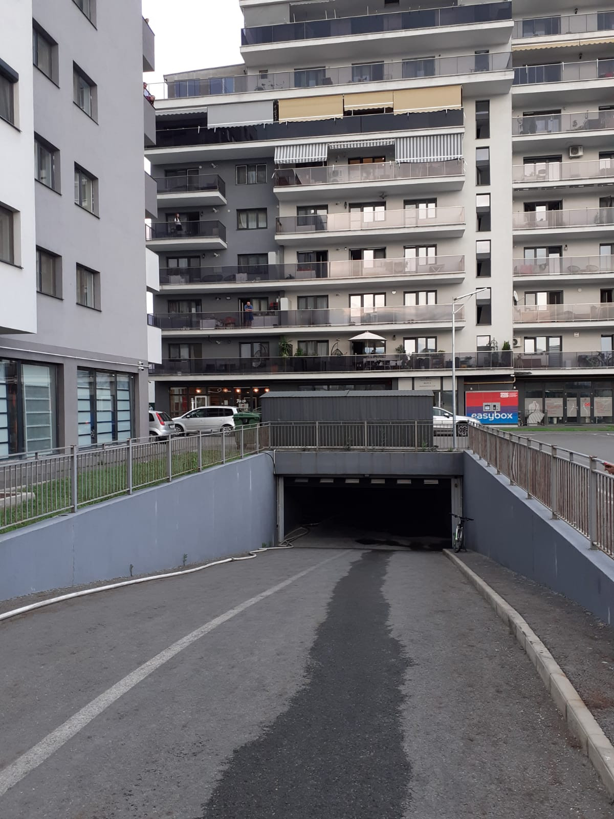 Zeci de locatari evacuați dintr-un bloc din Cluj din cauza unui incendiu produs la subsol. O mașină a luat foc | FOTO