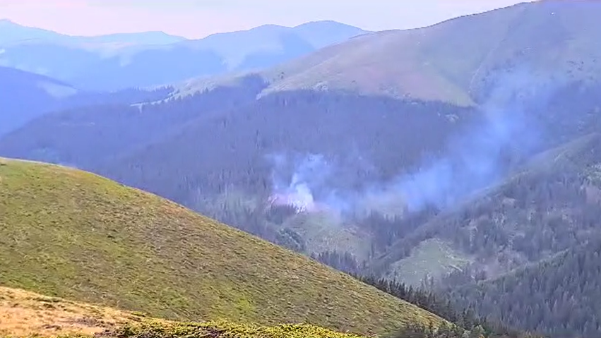 Incendiu pe Muntele Deleanu, în judeţul Dâmboviţa. Mobilizare de forțe pentru lichidarea focului | Imagini de la fața locului