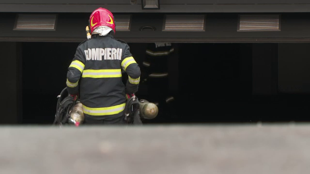 De la ce ar fi pornit incendiul produs la subsolul unui bloc din Cluj. Întregul imobil a fost evacuat. „Era negru total”