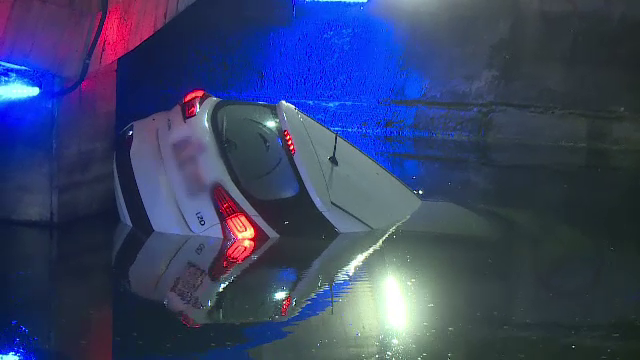 Un șofer a scăpat ca prin minune după ce a plonjat cu mașina în râul Dâmbovița, în urma impactului cu un alt autoturism