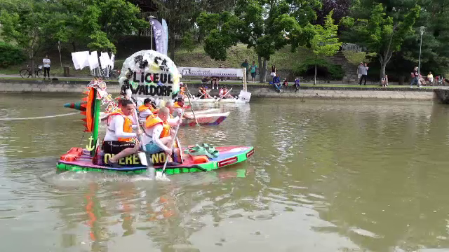 Bărci din materiale reciclabile s-au întrecut pe râul Bega. Cum au arătat creațiile