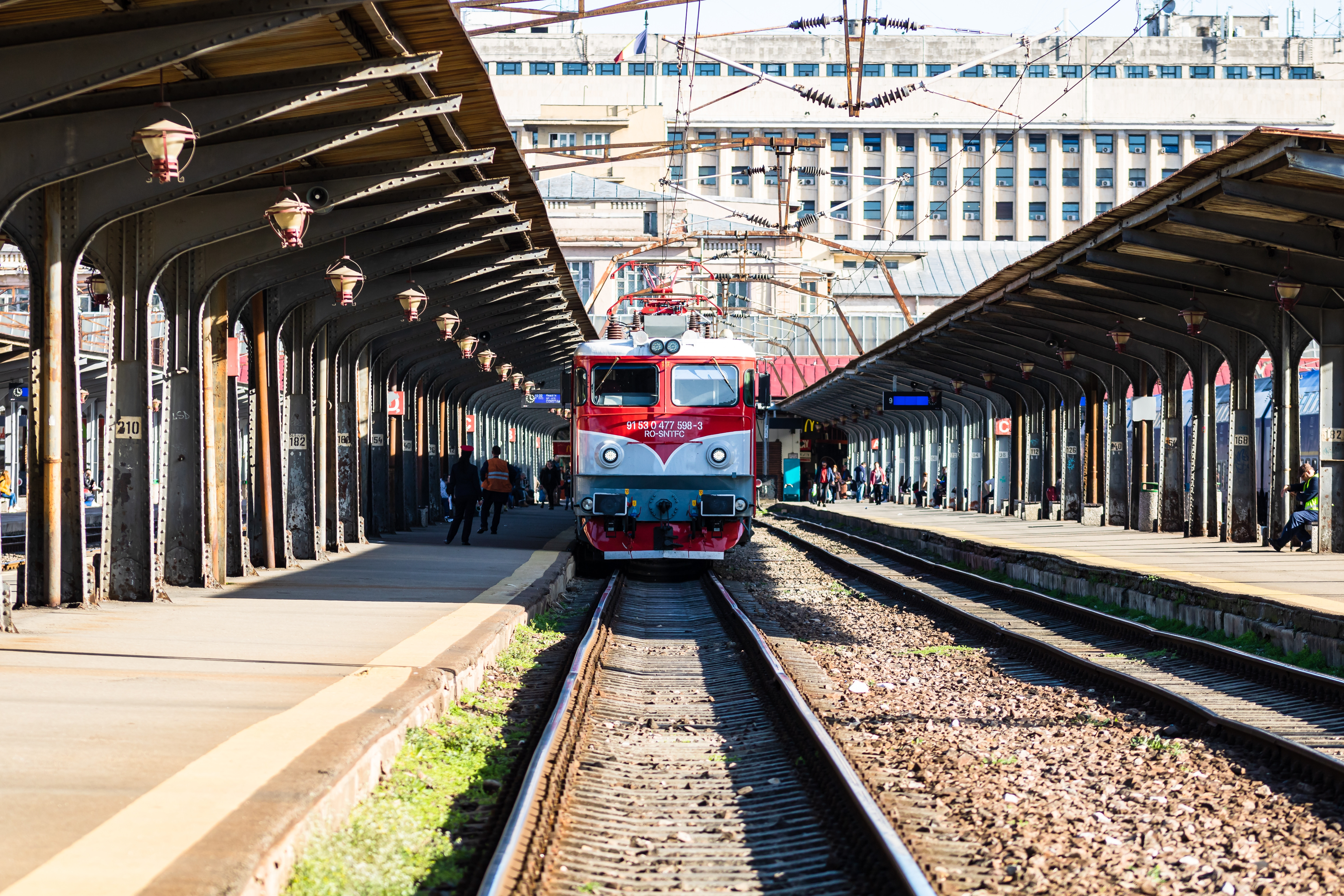 Un bărbat a murit călcat de tren, după ce a coborât din mers în gara din Roman