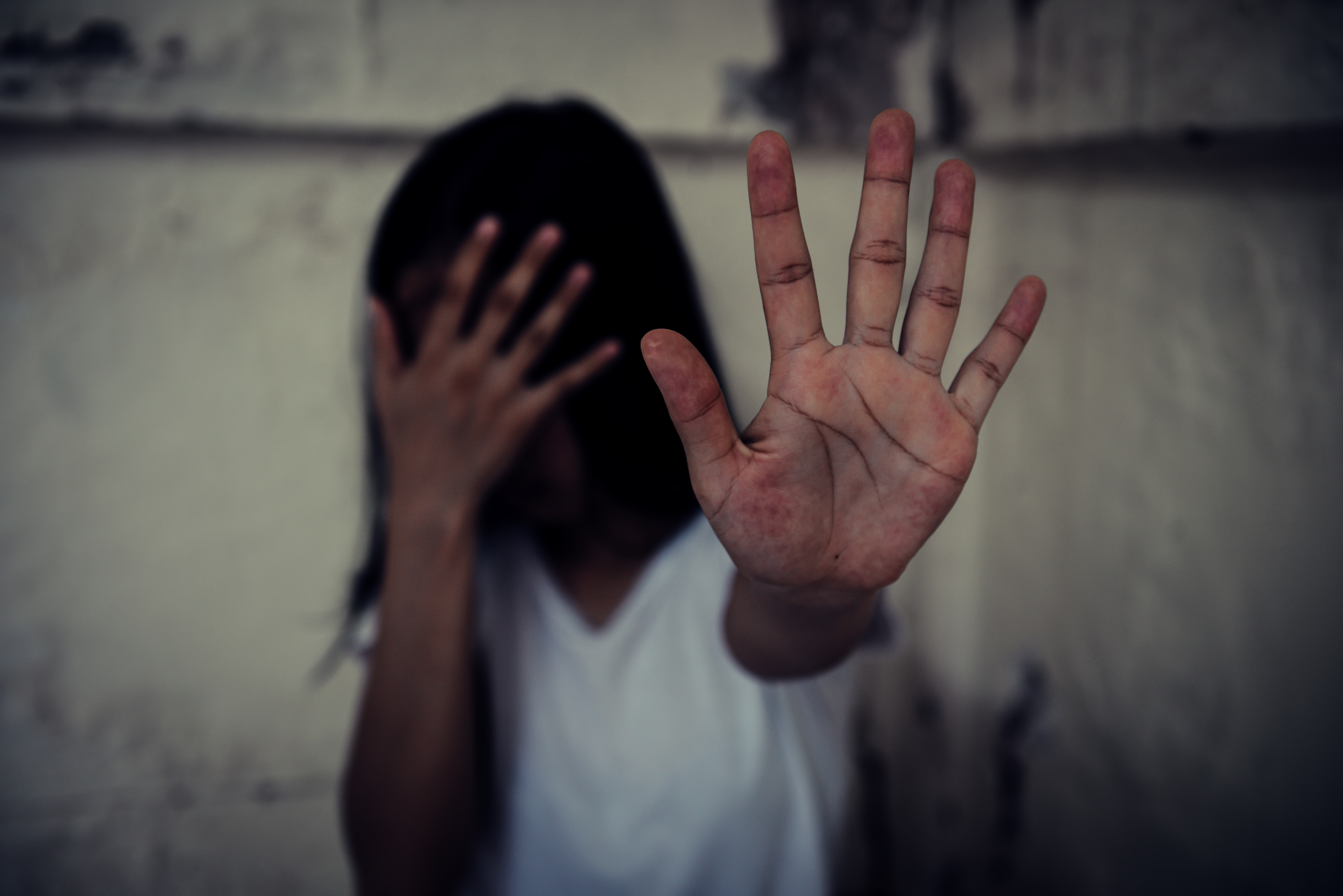 MAE: Combaterea violenţei împotriva femeilor reprezintă una dintre priorităţile asumate de România