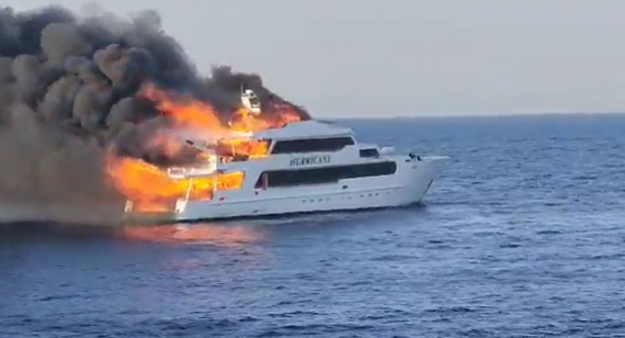 O navă a luat foc pe mare, în Egipt. Trei persoane sunt dispărute | VIDEO
