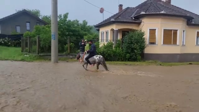 Cod roșu de ploi torențiale în Caraș-Severin. Inundații în Reșița. Un bărbat a trecut prin viitură pe cal