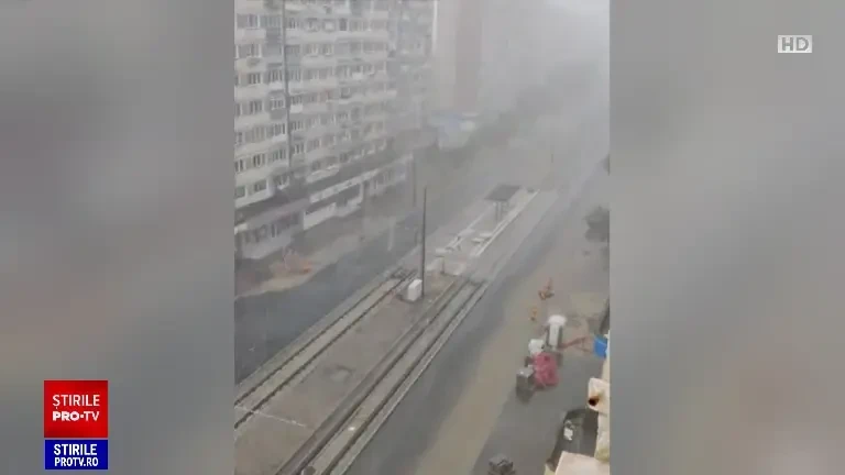 Cod roșu de ploi torențiale în Caraș-Severin. Inundații în Reșița. Un bărbat a trecut prin viitură pe cal