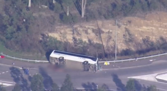 10 persoane care se întorceau de la o nuntă au murit într-un accident de autocar. Alte 25 au fost rănite, în Australia. VIDEO