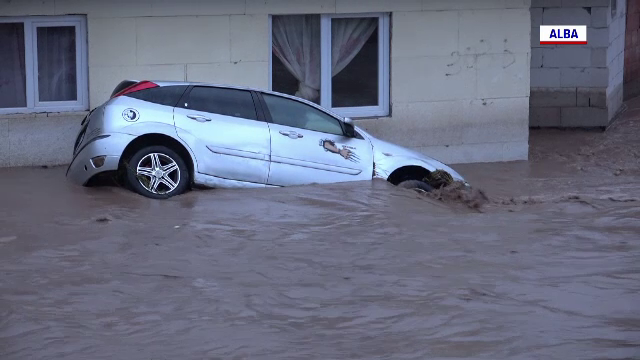 „Doi metri și jumătate apa”. Prăpăd în țară, după ce ploile torențiale au distrus totul în cale. Sute de gospodării inundate