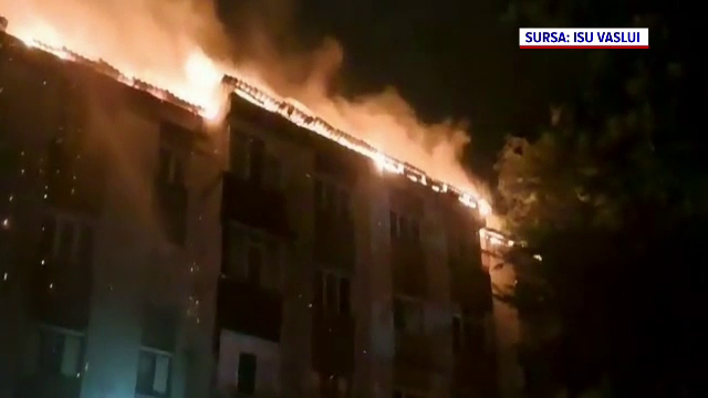 Incendiu puternic la acoperișul unui bloc din Bârlad. Sute de locatari au fost evacuați