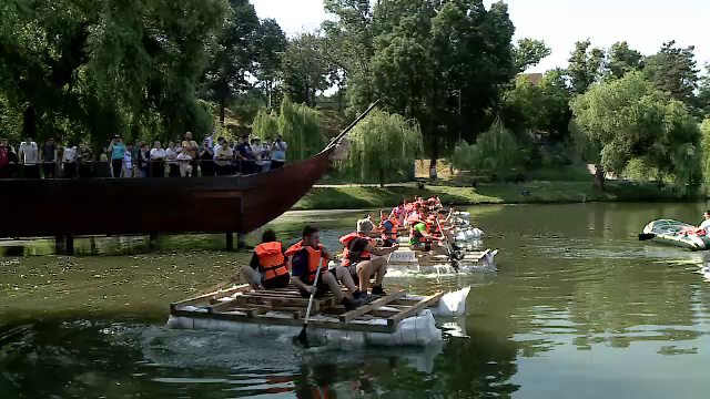 Mai mulți liceeni din Craiova s-au întrecut pe un lac cu plute din PET-uri, confecționate chiar de ei