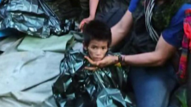 „Mi-e foame”, „Mama a murit”. Primele cuvinte ale copiilor rătăciți 40 de zile în junglă către salvatorii lor. VIDEO