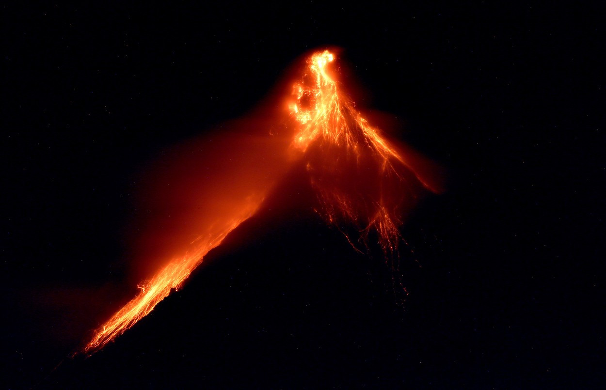 Aproape 13.000 de persoane au fost evacuate în urma erupţiei vulcanului Mayon. VIDEO