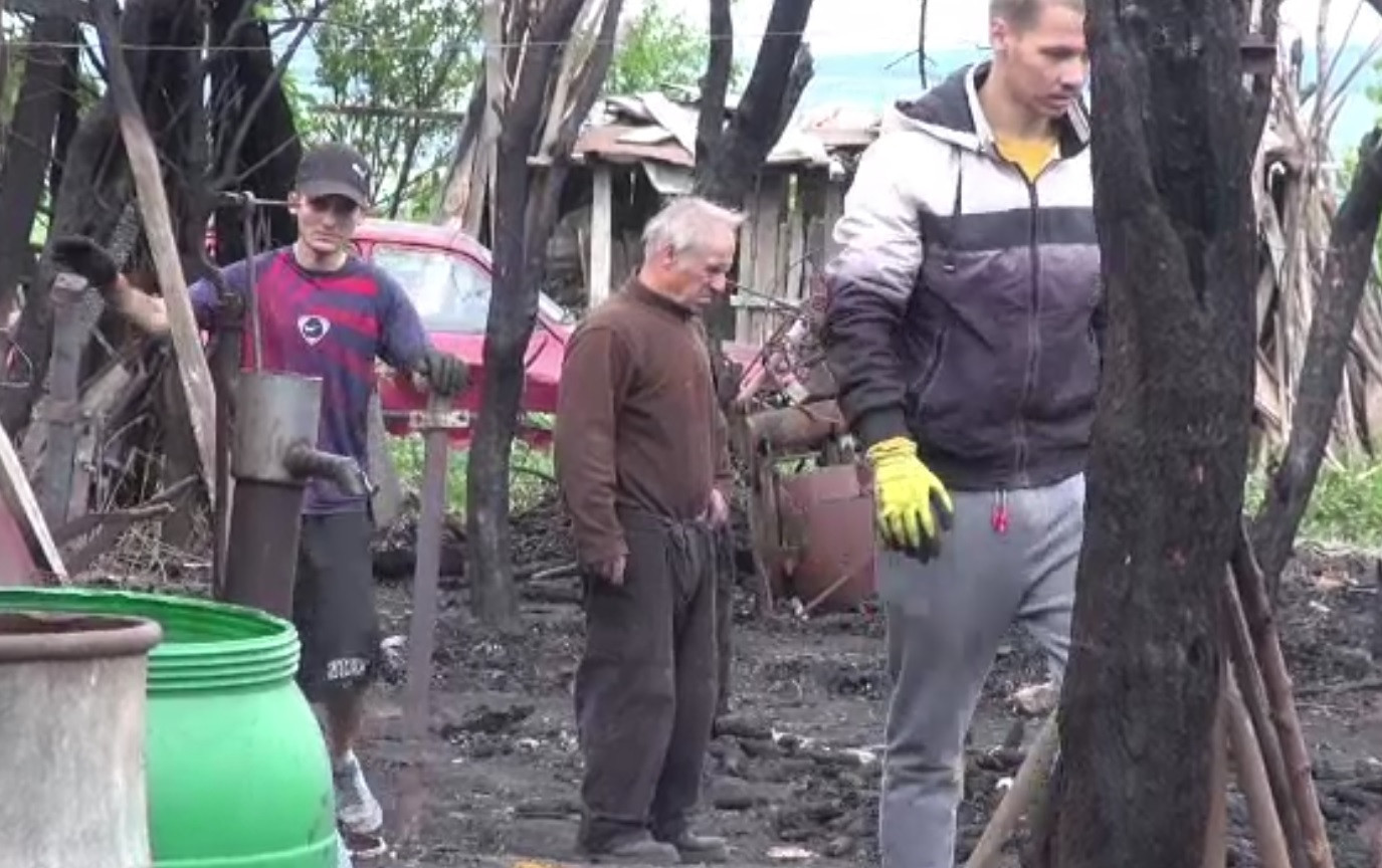 O familie din Neamț a rămas pe drumuri, după ce un incendiu puternic le-a mistuit casa. „Orice sprijin este binevenit”