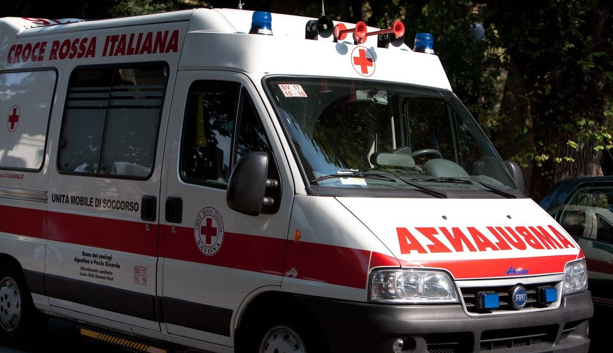 Gest șocant în Italia. Un bărbat a smuls cu dinții urechea unui trecător, enervat că acesta se uita la soția sa