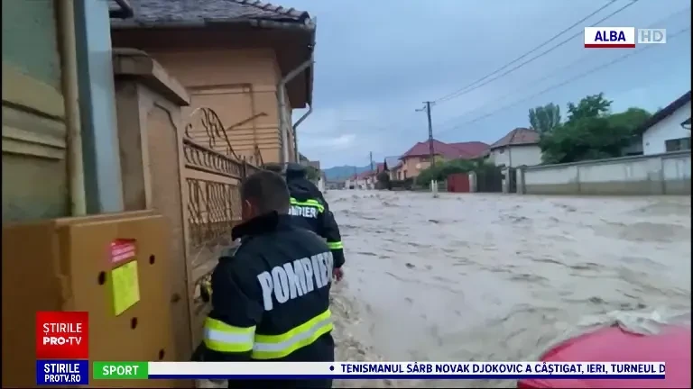 „Doi metri și jumătate apa”. Prăpăd în țară, după ce ploile torențiale au distrus totul în cale. Sute de gospodării inundate